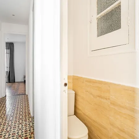 Sagrada Familia- Emblematic And Charming Catalan Apartment